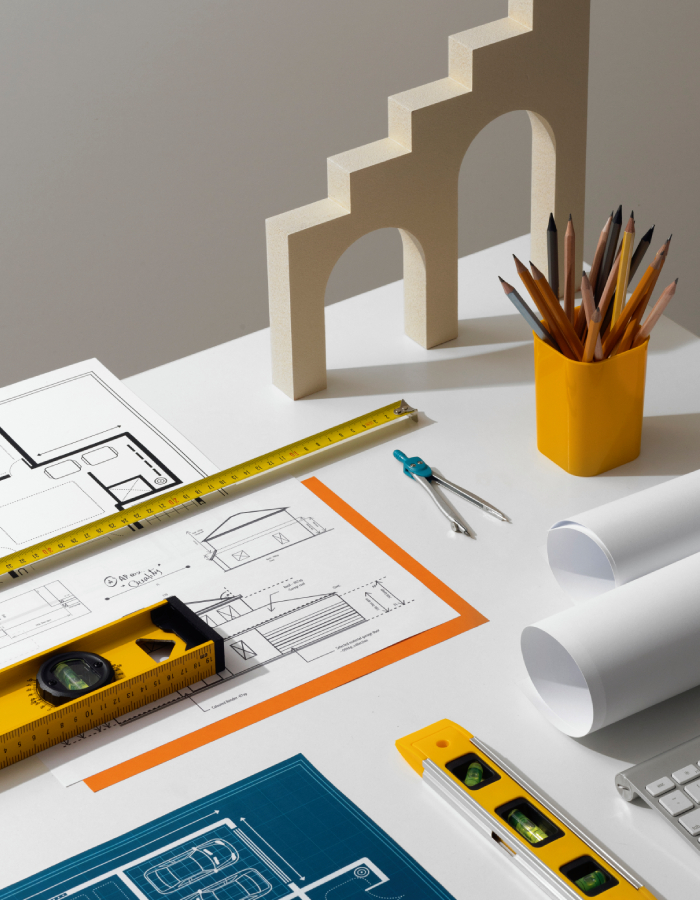 Plans de construction et outils de mesure pour projet de maison